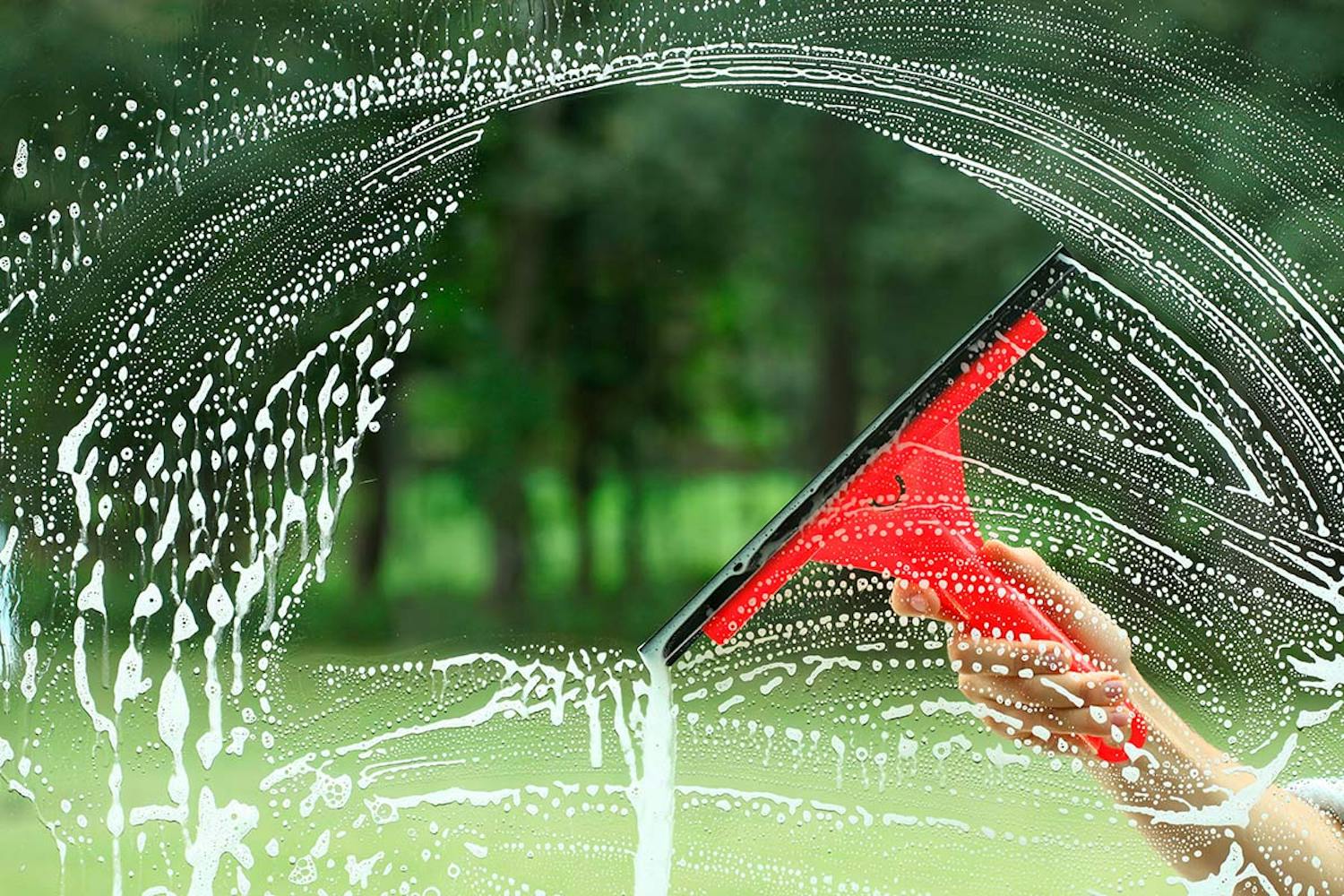 Guide til vinduespussing Den enkle guiden til vinduspussing